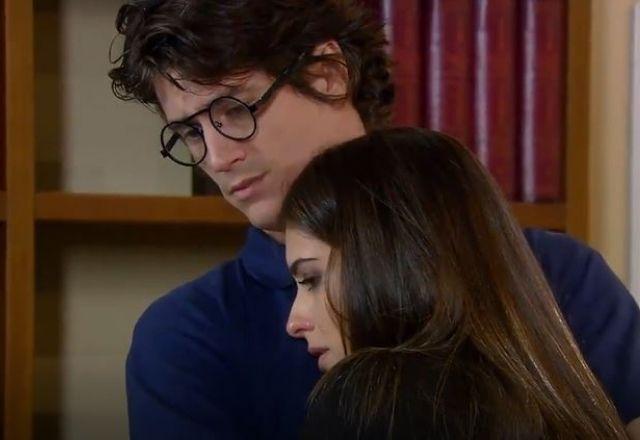Maria Cecília e Tobias se abraçando