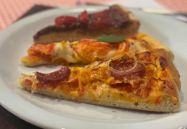 Prato com 3 pedaços de pizzas alinhados, calabresa, marguerita e chocolate