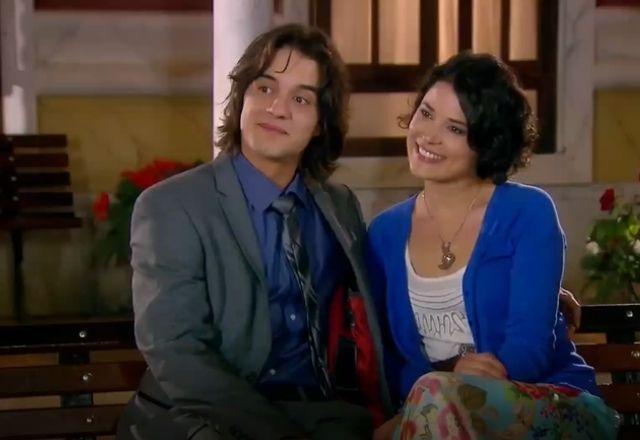 Junior e Carol sentados no pátio do orfanato
