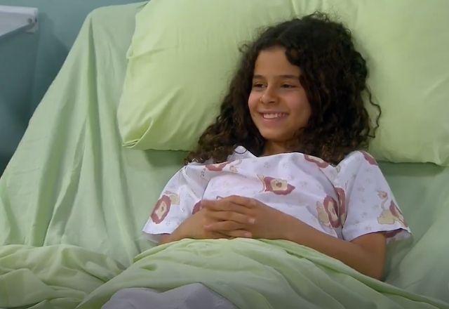 Tati no hospital recebendo alta